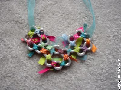 collier boulons et rubans