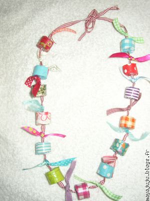 collier rubans et bouchons
